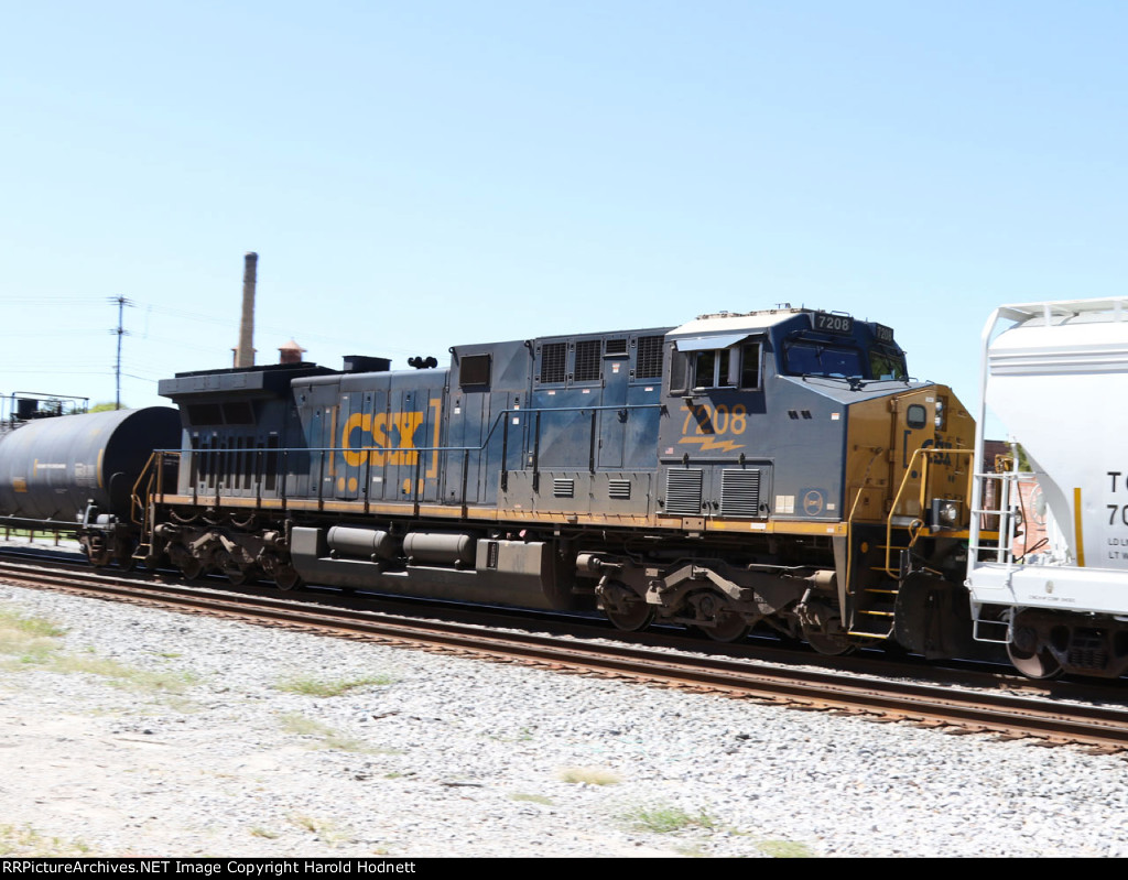 CSX 7208 is a mid train DPU on train M410-22